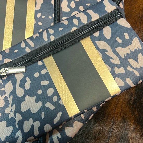 New Neoprene Expandable Tote with Detachable Zip Pouch Black, Gold, Leopard - Picture 4 of 16